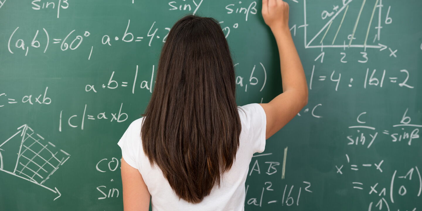 Mentaltraining für Schule und Freizeit: Schülerin schreibt Formeln an die Tafel Schülerin schreibt Formeln an die Tafel