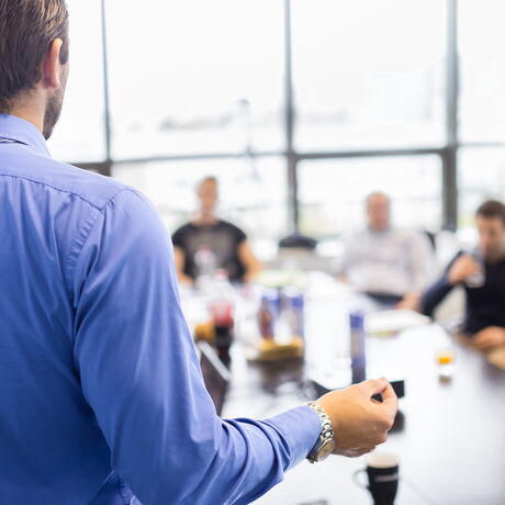 Mentaltraining für Business: Präsentation an einem Geschäfts-Meeting Präsentation an einem Geschäfts-Meeting