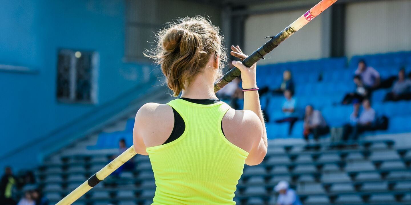 Mentaltraining für Sport: Stabhochspringerin bereit sich vor Stabhochspringerin bereit sich vor