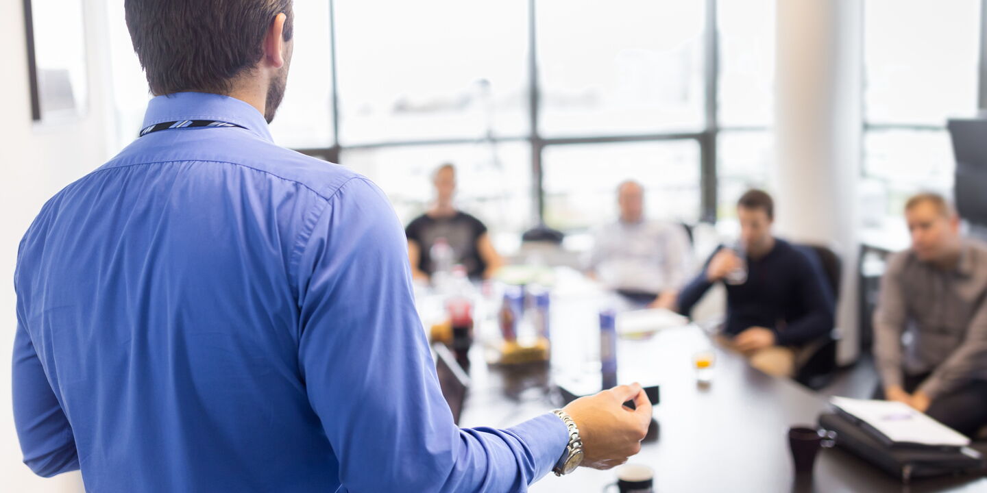 Mentaltraining für Business: Präsentation an einem Geschäfts-Meeting Präsentation an einem Geschäfts-Meeting