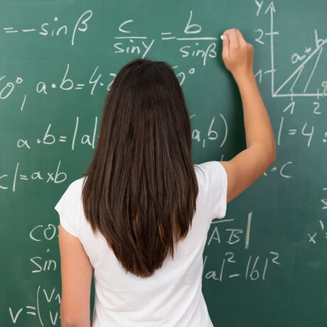 Mentaltraining für Schule und Freizeit: Schülerin schreibt Formeln an die Tafel Schülerin schreibt Formeln an die Tafel
